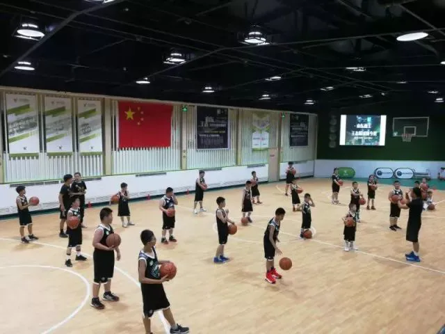 如何通过篮球训练和心理辅导提升自信_2